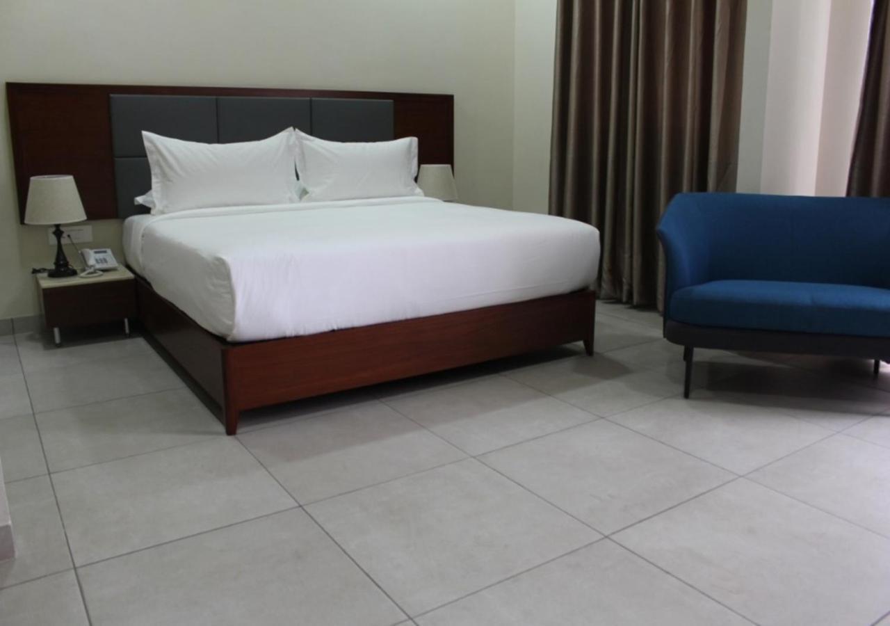Ixoras Hotel Кіншаса Екстер'єр фото