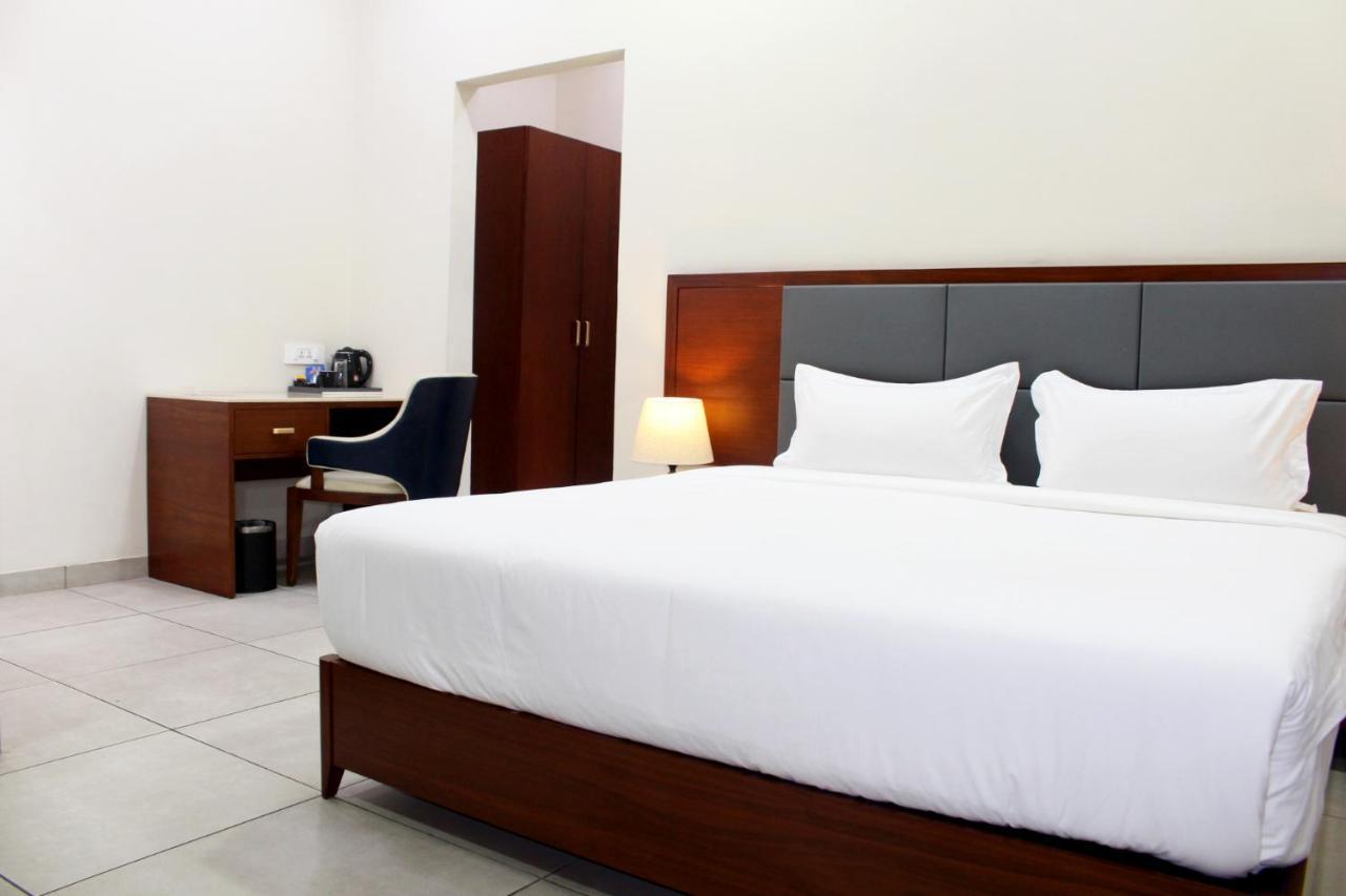 Ixoras Hotel Кіншаса Екстер'єр фото